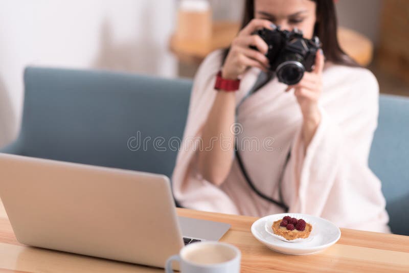 Nätt kvinna som tar bilder av mat arkivbilder Nätt kvinna som tar bilder av mat arkivbilder