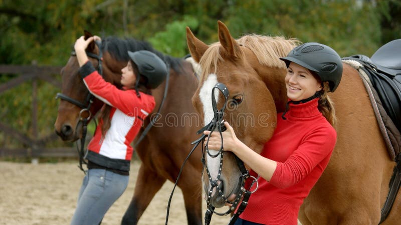 Nätt le flicka som kramar hennes häst på ranchen royaltyfri fotografi Nätt le flicka som kramar hennes häst på ranchen royaltyfri fotografi