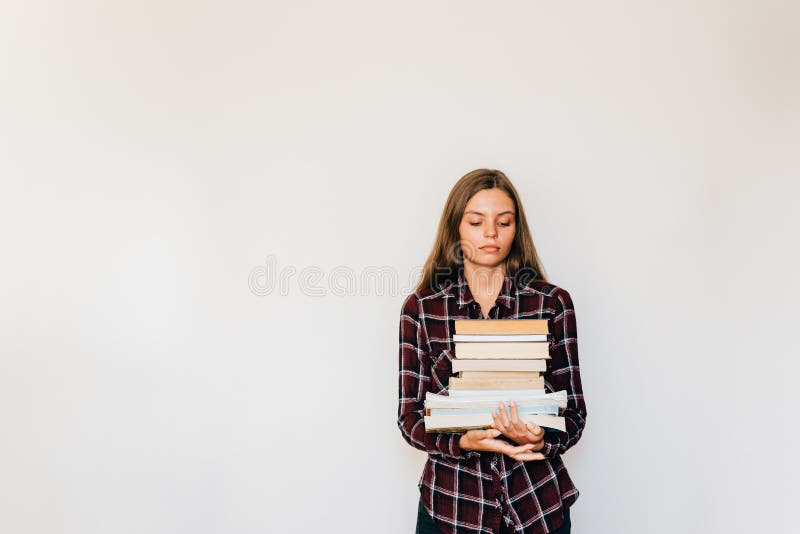 Nätt tonårigt förgyller studenten av skolan eller högskolan med bunten av bokutbildning royaltyfri foto Nätt tonårigt förgyller studenten av skolan eller högskolan med bunten av bokutbildning royaltyfri foto