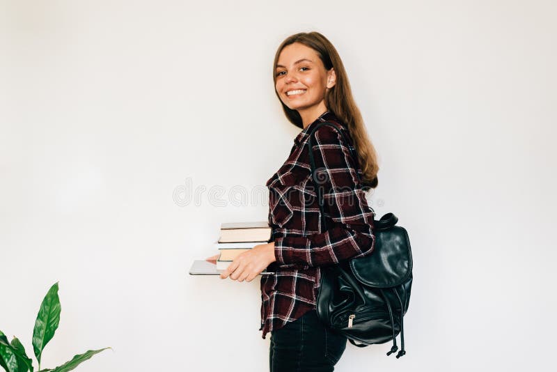 Nätt tonårigt förgyller studenten av skolan eller högskolan med bunten av bokutbildning royaltyfri bild Nätt tonårigt förgyller studenten av skolan eller högskolan med bunten av bokutbildning royaltyfri bild