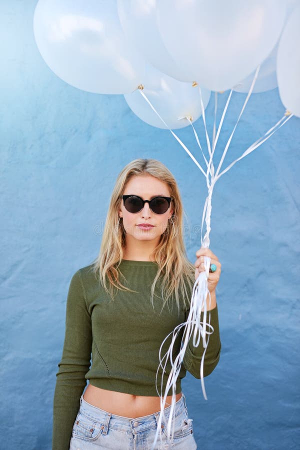 Nätt ung kvinna med vita ballonger arkivfoto Nätt ung kvinna med vita ballonger arkivfoto