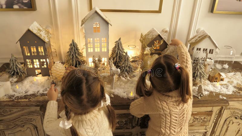 Nätta flickor för lycklig llittle med jul och leksaker och garneringar för nytt år