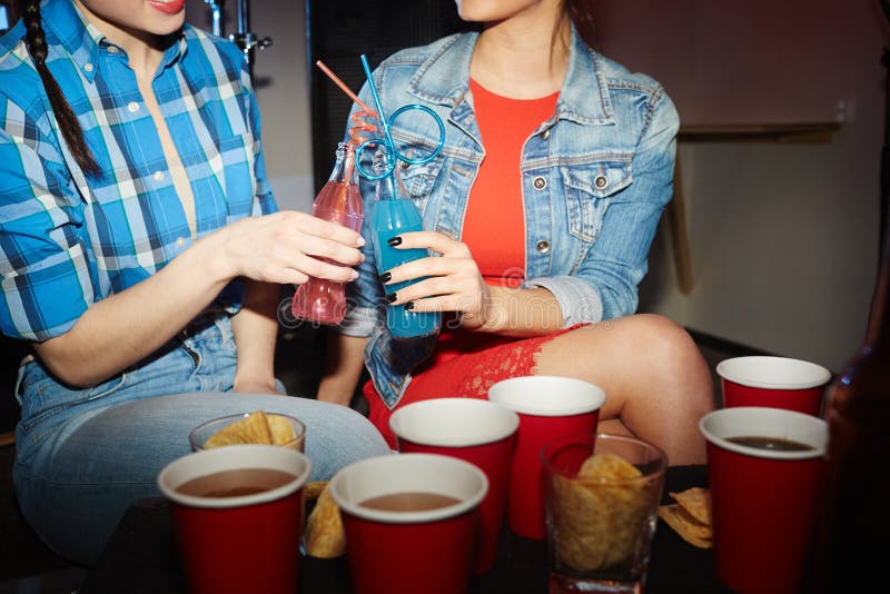 Nätta flickor som dricker coctailar på nattklubbpartiet royaltyfri bild Nätta flickor som dricker coctailar på nattklubbpartiet royaltyfri bild