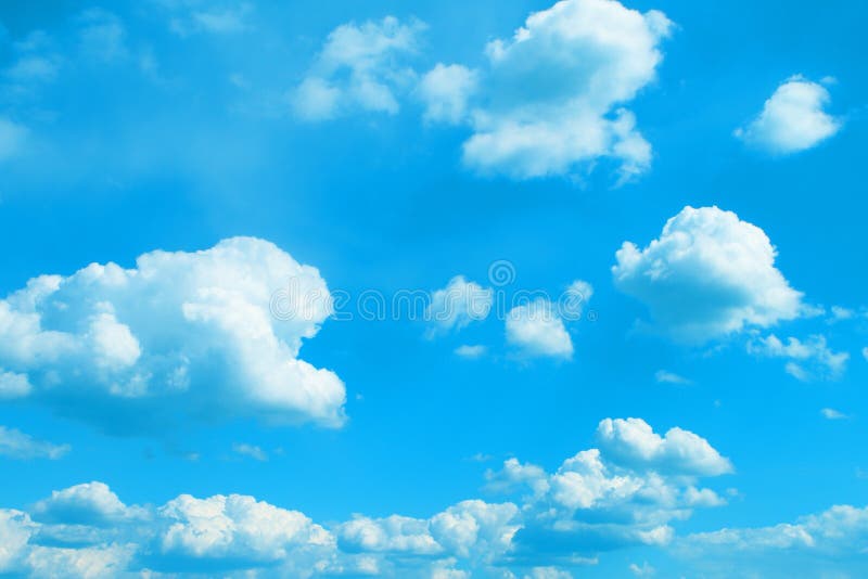 Nätta tonade stackmolnmoln på himlen för att använda i design som bakgrund. Älskvärda ljusa stackmolnmoln för att använda som bakgrund i design