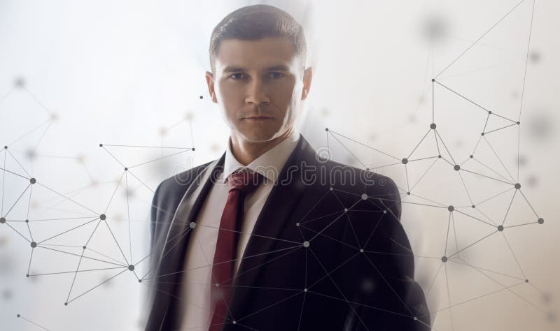 Nätverk Ung man i en dräkt och ett band Affärsman, effekten av suddig rörelse På suddig techbakgrund royaltyfri foto Nätverk Ung man i en dräkt och ett band Affärsman, effekten av suddig rörelse På suddig techbakgrund royaltyfri foto