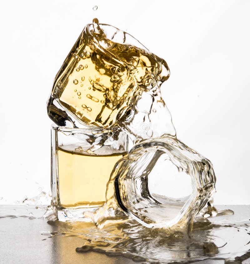 Några exponeringsglas bevattnar för att spilla den svarta vita färgstänkrörelsespegeln arkivfoto Några exponeringsglas bevattnar för att spilla den svarta vita färgstänkrörelsespegeln arkivfoto