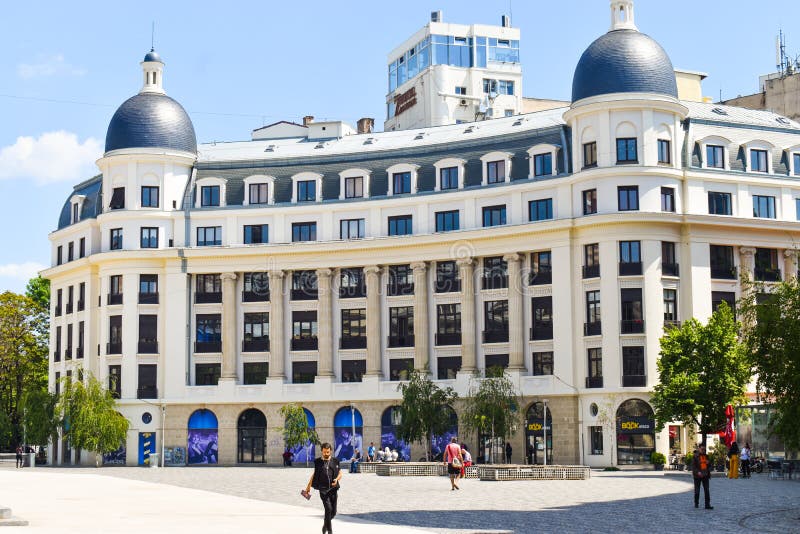 Néo- bâtiment nouvellement restaurated d'architecture classique dans la place ou la Piata Universitatii d'université dans le cent image libre de droits Néo- bâtiment nouvellement restaurated d'architecture classique dans la place ou la Piata Universitatii d'université dans le cent image libre de droits