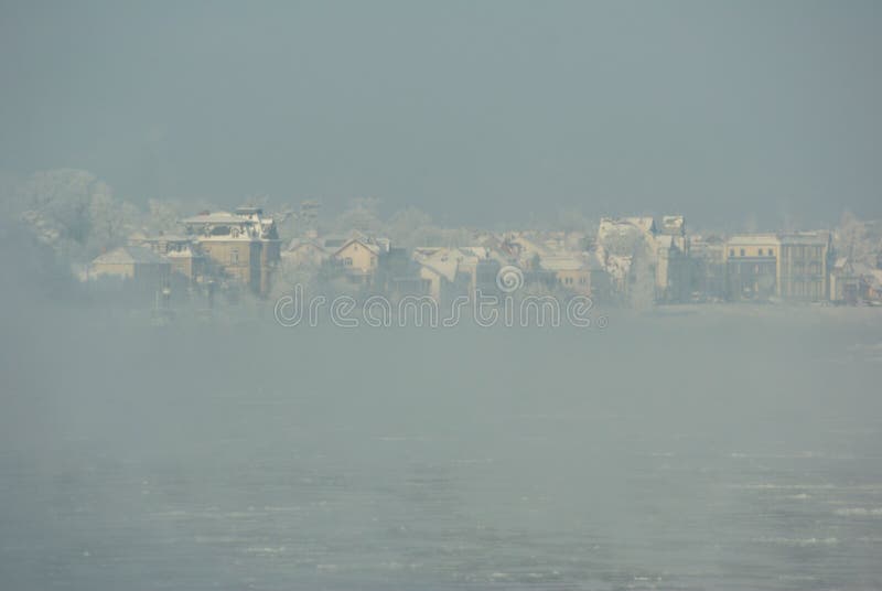 Download Névoa Gelada Sobre O Rio Elbe - Dresden, Saxony, Alemanha Imagem de Stock - Imagem de neve, frio: 65577885