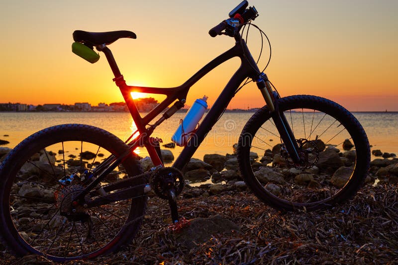 Nóminas de los las de la playa de Denia con la bici de la bicicleta foto de archivo Nóminas de los las de la playa de Denia con la bici de la bicicleta foto de archivo