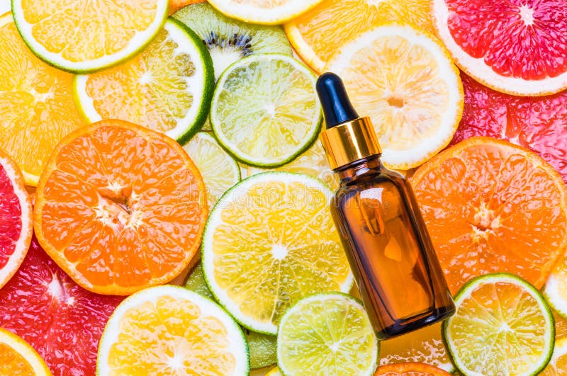 Nödvändig olje- flaska för citrus royaltyfri bild Nödvändig olje- flaska för citrus royaltyfri bild