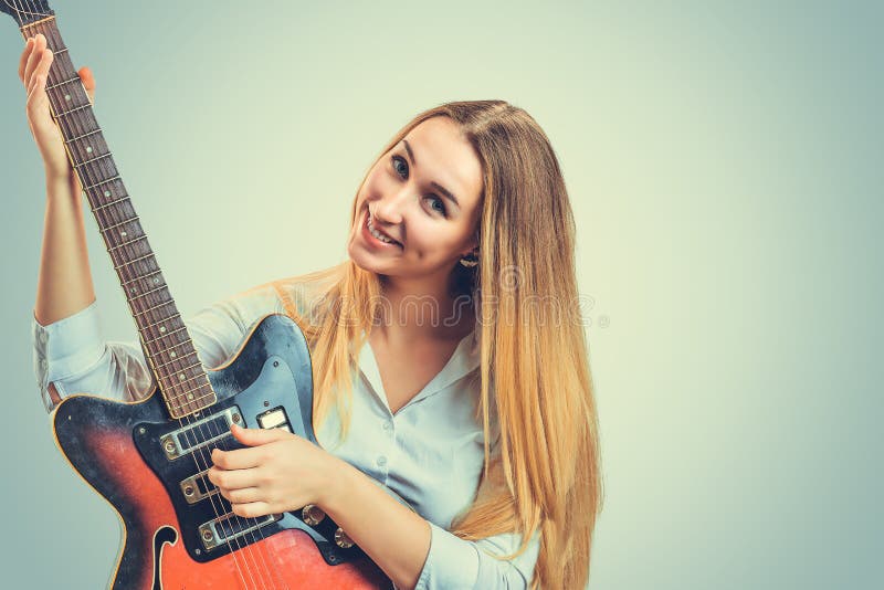 Nöjd kvinna med den elektriska gitarren arkivbilder Nöjd kvinna med den elektriska gitarren arkivbilder