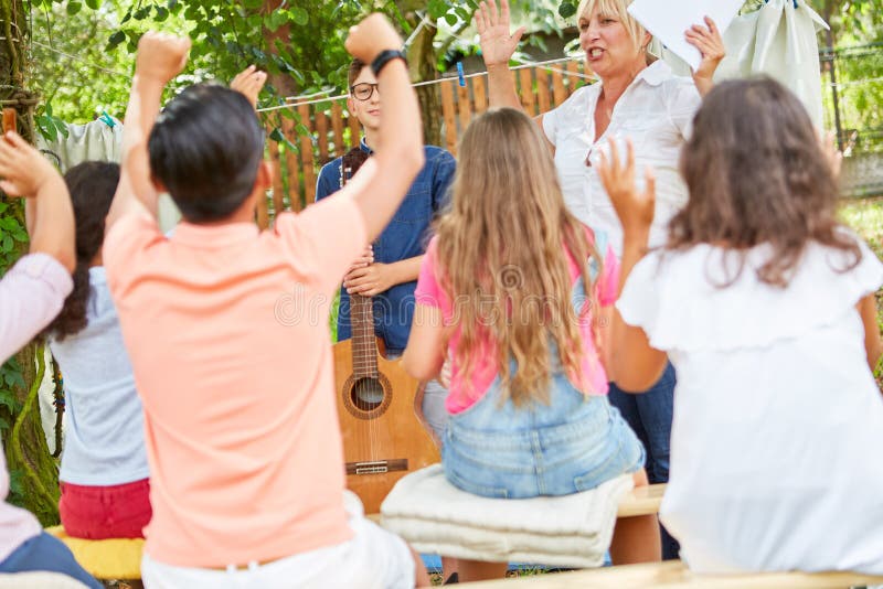 Nöjda åskådare i Childrens musiktalang show arkivbild