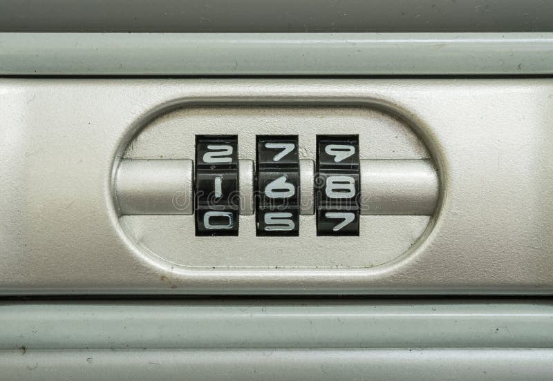 Número de código do close up para o fechamento o fundo velho da mala de viagem imagem de stock Número de código do close up para o fechamento o fundo velho da mala de viagem imagem de stock