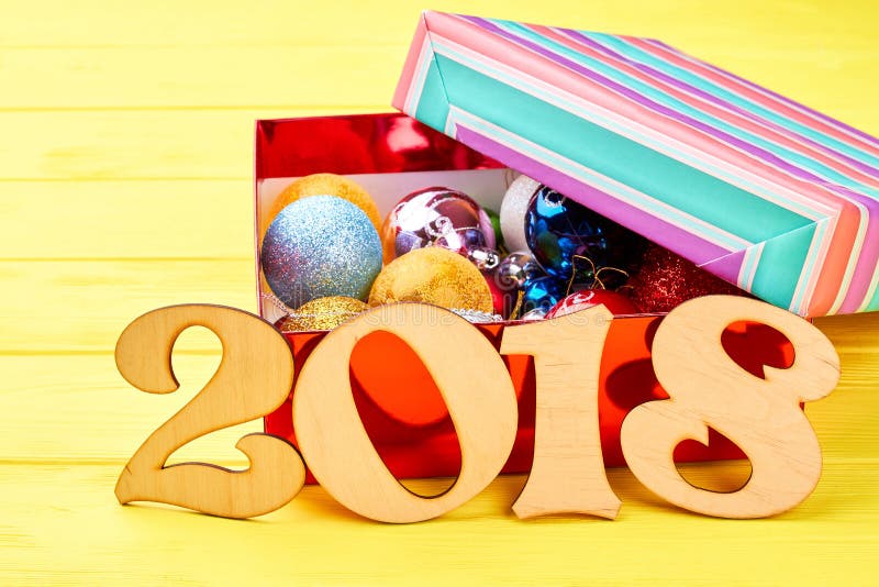Número de madera 2018 y caja con las bolas de la Navidad imágenes de archivo libres de regalías Número de madera 2018 y caja con las bolas de la Navidad imágenes de archivo libres de regalías
