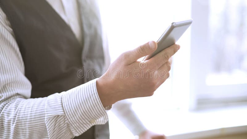 Número de marca del hombre de negocios acertado en el teléfono móvil, llamando al socio de la compañía fotografía de archivo Número de marca del hombre de negocios acertado en el teléfono móvil, llamando al socio de la compañía fotografía de archivo