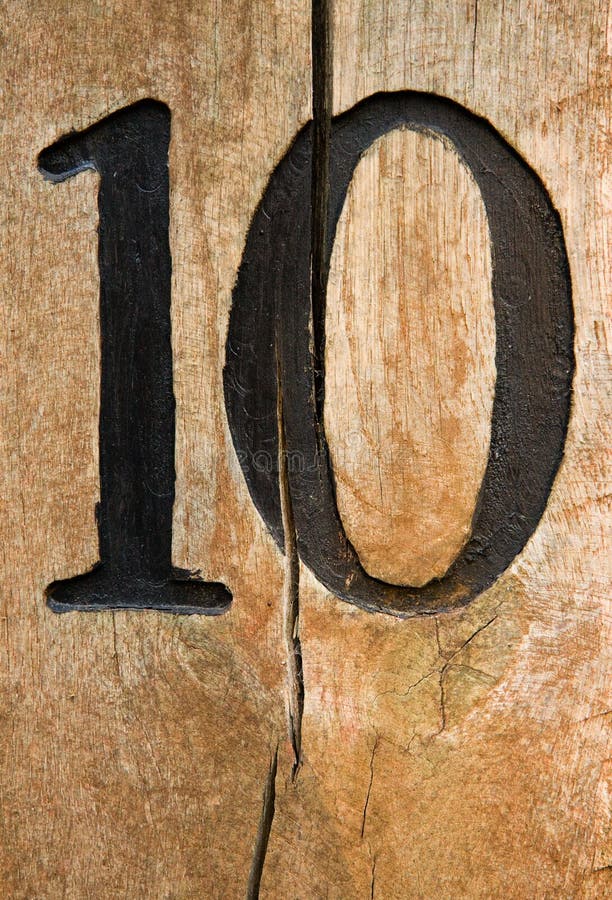 Número diez en la madera agrietada