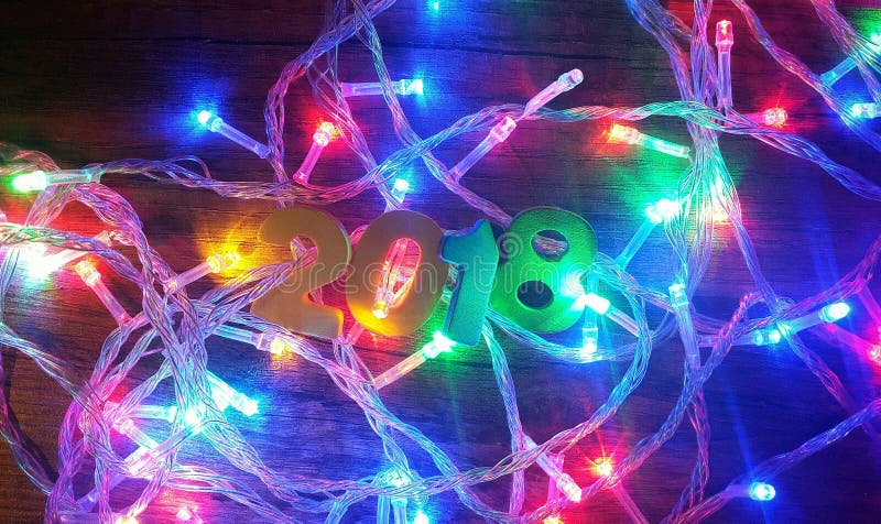 Número 2018 en las guirnaldas de las luces de la Navidad fotos de archivo Número 2018 en las guirnaldas de las luces de la Navidad fotos de archivo