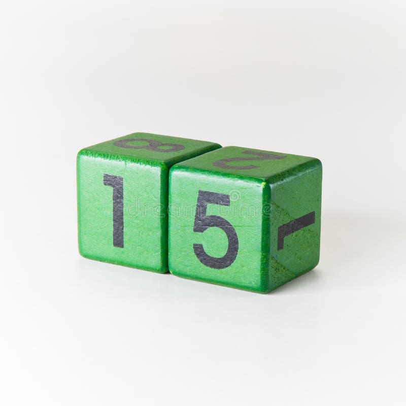 Número quince escrito en un cubo verde de madera en el fondo blanco fotografía de archivo Número quince escrito en un cubo verde de madera en el fondo blanco fotografía de archivo