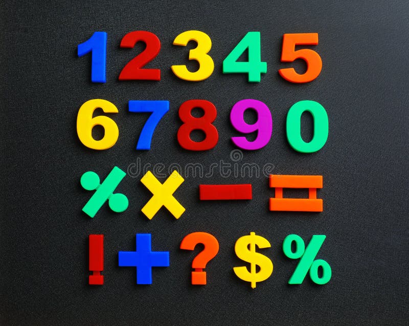 Números e símbolos magnéticos coloridos da matemática no fundo preto foto de stock royalty free Números e símbolos magnéticos coloridos da matemática no fundo preto foto de stock royalty free