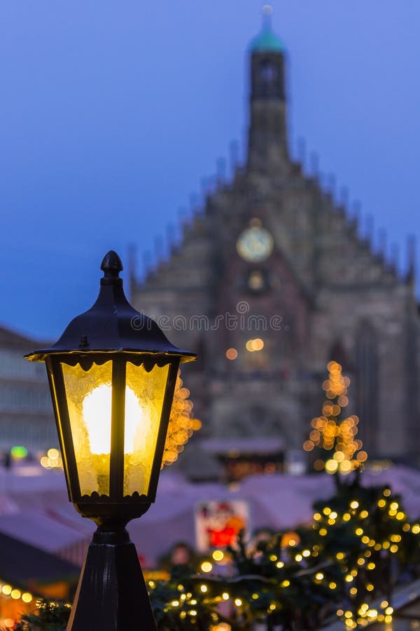 Nürnberg, Deutschland-magischer Weihnachtsmarkt an der Dämmerung stockbild Nürnberg, Deutschland-magischer Weihnachtsmarkt an der Dämmerung stockbild