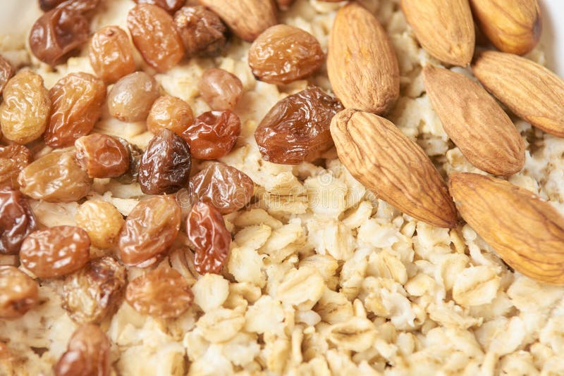 Nützliches Frühstück Hafermehl mit Mandeln und Rosinen stockbilder Nützliches Frühstück Hafermehl mit Mandeln und Rosinen stockbilder