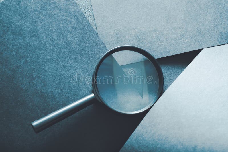 O achado da lupa detecta o fundo do azul da lupa fotografia de stock O achado da lupa detecta o fundo do azul da lupa fotografia de stock