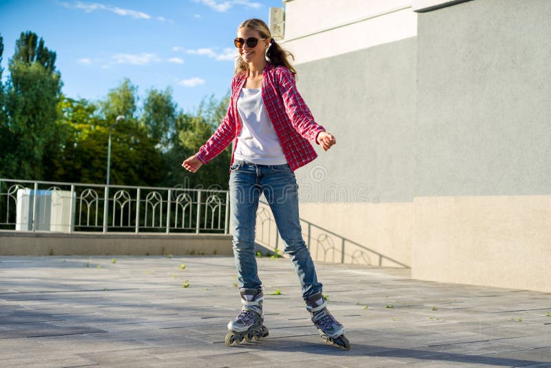 O Active ostenta o gir adolescente em patins de rolo do quadrilátero imagem de stock O Active ostenta o gir adolescente em patins de rolo do quadrilátero imagem de stock