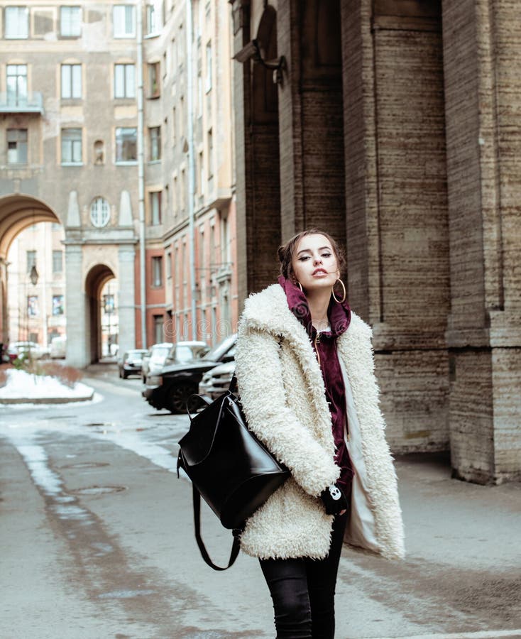 O adolescente consideravelmente à moda dos jovens fora na forma da fantasia da rua da cidade vestiu a agitação de leite bebendo foto de stock O adolescente consideravelmente à moda dos jovens fora na forma da fantasia da rua da cidade vestiu a agitação de leite bebendo foto de stock