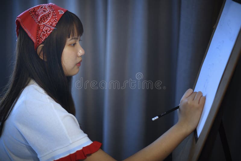 O adolescente é desenhos de patinagem imagem de stock O adolescente é desenhos de patinagem imagem de stock