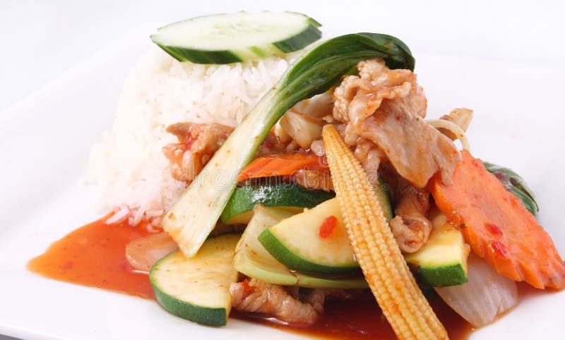 O alimento tailandês, Stir fritou o molho de pimentões doce com arroz.