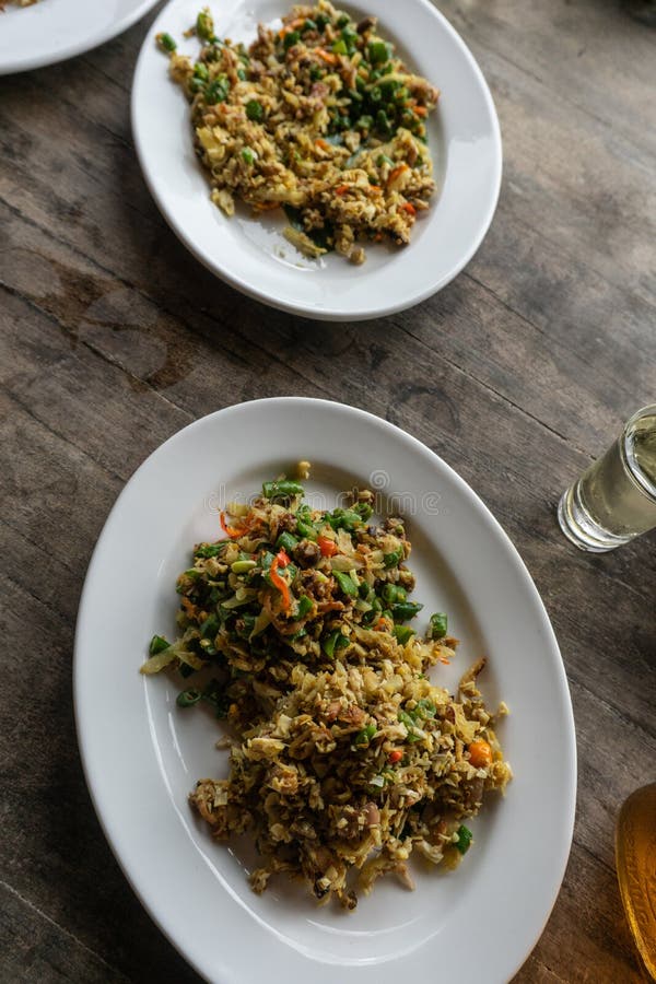 O alimento tradicional do Balinese chamou lawar Lawar ? carne triturada misturada com os vegetais, feij?es longos e as especiaria imagens de stock O alimento tradicional do Balinese chamou lawar Lawar ? carne triturada misturada com os vegetais, feij?es longos e as especiaria imagens de stock