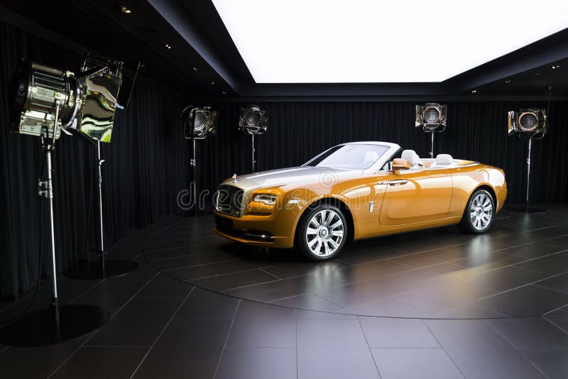 O alvorecer de Rolls royce está na sala de exposições na fábrica do carro de Goodwood fotografia de stock O alvorecer de Rolls royce está na sala de exposições na fábrica do carro de Goodwood fotografia de stock
