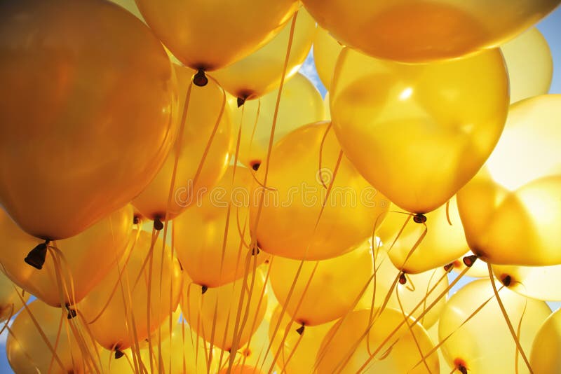 O amarelo balloons o fundo fotos de stock royalty free O amarelo balloons o fundo fotos de stock royalty free