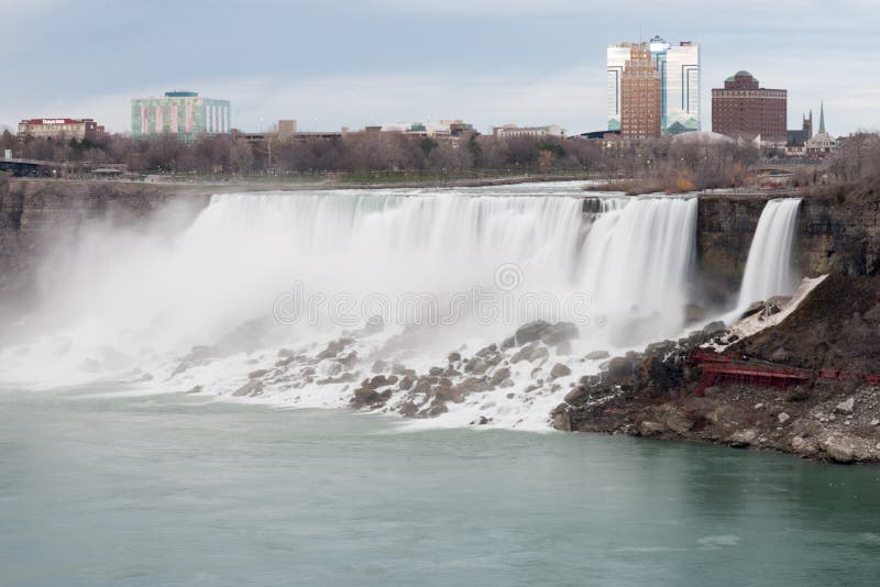 O americano cai no início da noite - vista de Niagara Falls, Ontário Canadá imagem de stock royalty free O americano cai no início da noite - vista de Niagara Falls, Ontário Canadá imagem de stock royalty free