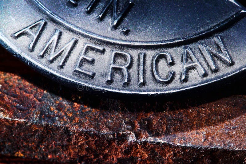 O americano da palavra carimbado no ferro fotografia de stock O americano da palavra carimbado no ferro fotografia de stock