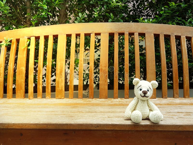 o amigurumi faz crochê o urso de peluche no banco só imagem de stock o amigurumi faz crochê o urso de peluche no banco só imagem de stock