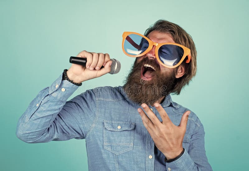 Festival De Rock Escola Vocal Brutal E Rocha Homem Barbudo Usa Camisa  Vestida Cantando Música Cantor Masculino Com Microfone Foto de Stock -  Imagem de retrato, barbudo: 196872556