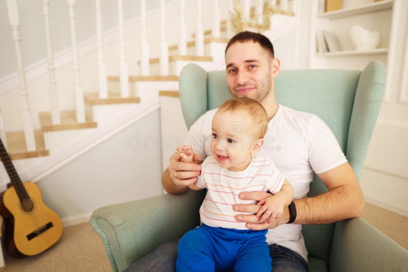 O amor de pai, valores familiares, relacionamento de amor foto de stock O amor de pai, valores familiares, relacionamento de amor foto de stock