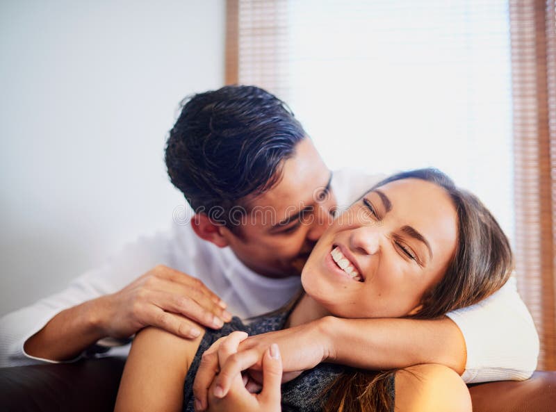 Jovem mulher sorrindo e rindo enquanto enviava mensagens de texto em um  telefone em casa mulher alegre conversando com seus amigos nas mídias  sociais navegando online e assistindo memes engraçados da internet