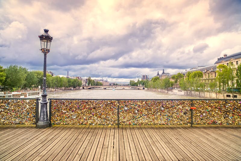 O amor padlocks na ponte de Pont des Arts, Seine River em Paris, França. imagens de stock royalty free O amor padlocks na ponte de Pont des Arts, Seine River em Paris, França. imagens de stock royalty free