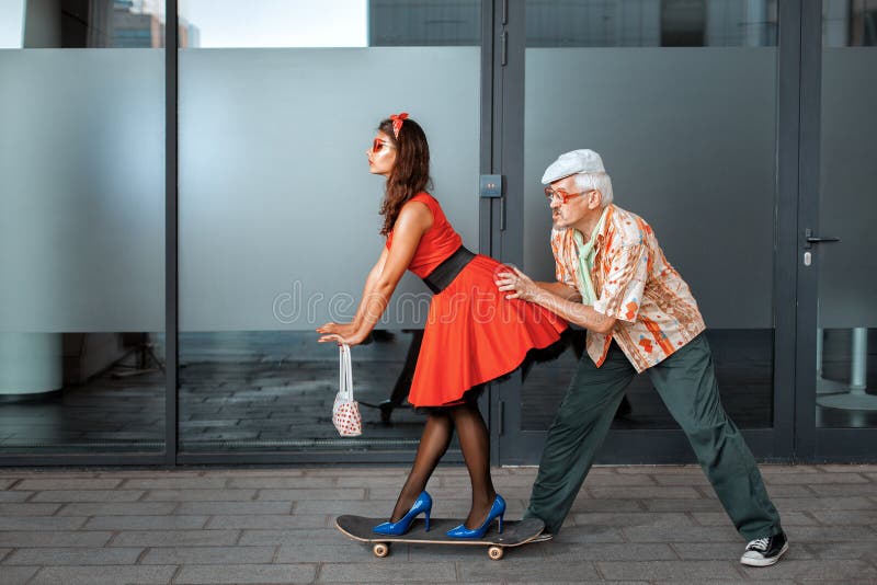 O ancião empurra uma mulher