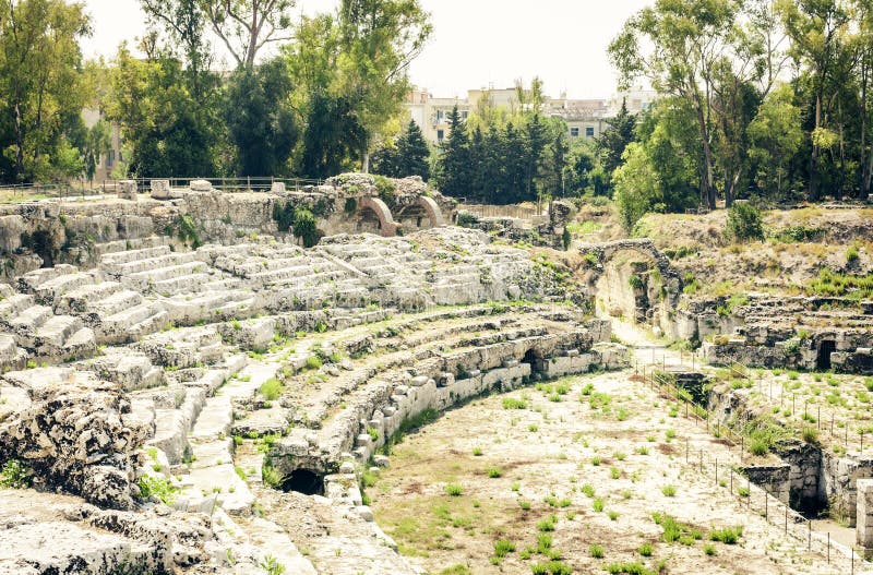 O anfiteatro romano ruínas do †de Siracusa Siracusa “no parque arqueológico, Sicília, Itália fotos de stock royalty free O anfiteatro romano ruínas do †de Siracusa Siracusa “no parque arqueológico, Sicília, Itália fotos de stock royalty free