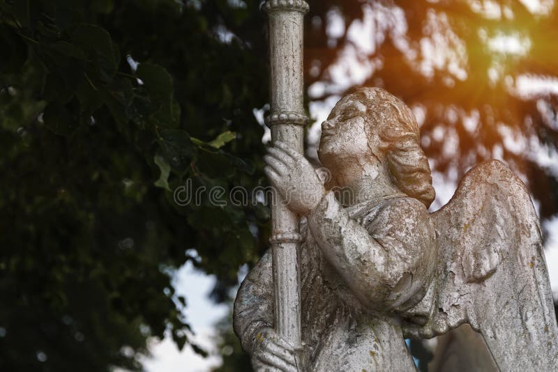 Anjo Da Morte Com Crianças Em Seus Braços Azrael, Azriel, Malak Al-maut,  Conceito De Morte Foto de Stock - Imagem de religioso, livro: 170906002