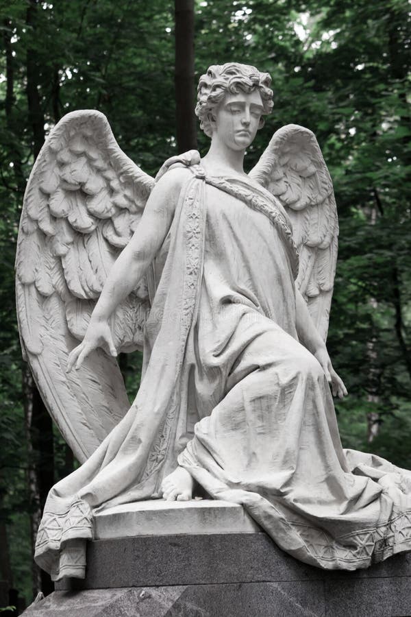 O anjo doloroso Anjo de lamentação de mármore em um fundo de g fotografia de stock royalty free O anjo doloroso Anjo de lamentação de mármore em um fundo de g fotografia de stock royalty free