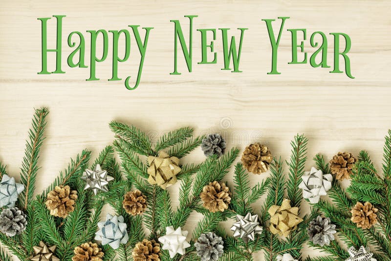 O ano novo feliz da inscrição em um fundo de madeira claro Composição bonita do Natal dos ramos do abeto decorados imagens de stock royalty free O ano novo feliz da inscrição em um fundo de madeira claro Composição bonita do Natal dos ramos do abeto decorados imagens de stock royalty free