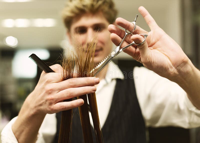 Estilista Que Seca O Cabelo Da Menina Com O Secador De Cabelo No Salão De  Beleza Imagem de Stock - Imagem de adulto, lifestyle: 154533075