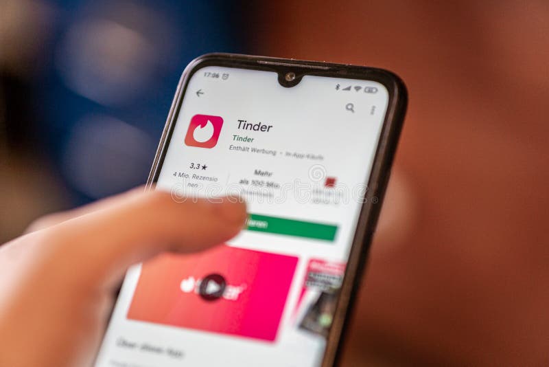 O Aplicativo Móvel Tinder é Aberto Na Loja De Jogos Em Um Telefone Celular.  Foto de Stock Editorial - Imagem de celular, jogo: 214104603