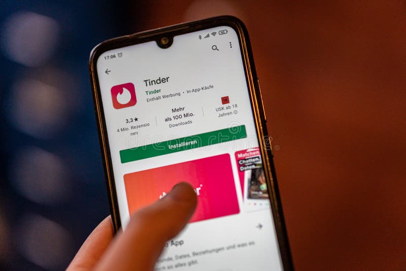 O Aplicativo Móvel Tinder é Aberto Na Loja De Jogos Em Um Telefone Celular.  Foto de Stock Editorial - Imagem de celular, jogo: 214104603