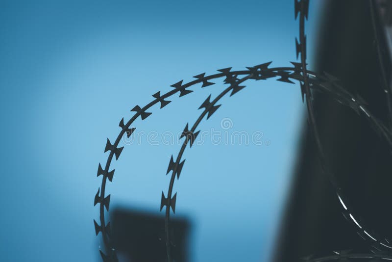 O arame farpado na prisão ou na base militar, fecha-se acima da perspectiva fotos de stock O arame farpado na prisão ou na base militar, fecha-se acima da perspectiva fotos de stock