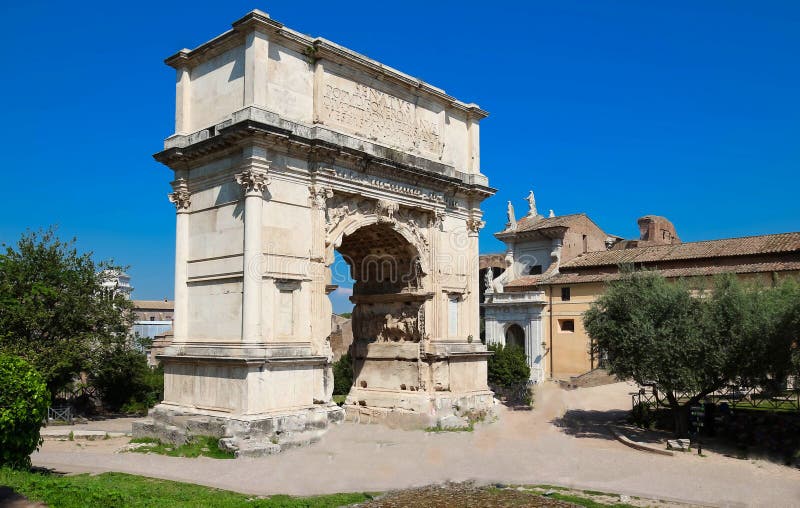 O arco de Titus é um arco honorífico do século I situado no através dos sacros, Roma, Itália imagens de stock royalty free O arco de Titus é um arco honorífico do século I situado no através dos sacros, Roma, Itália imagens de stock royalty free